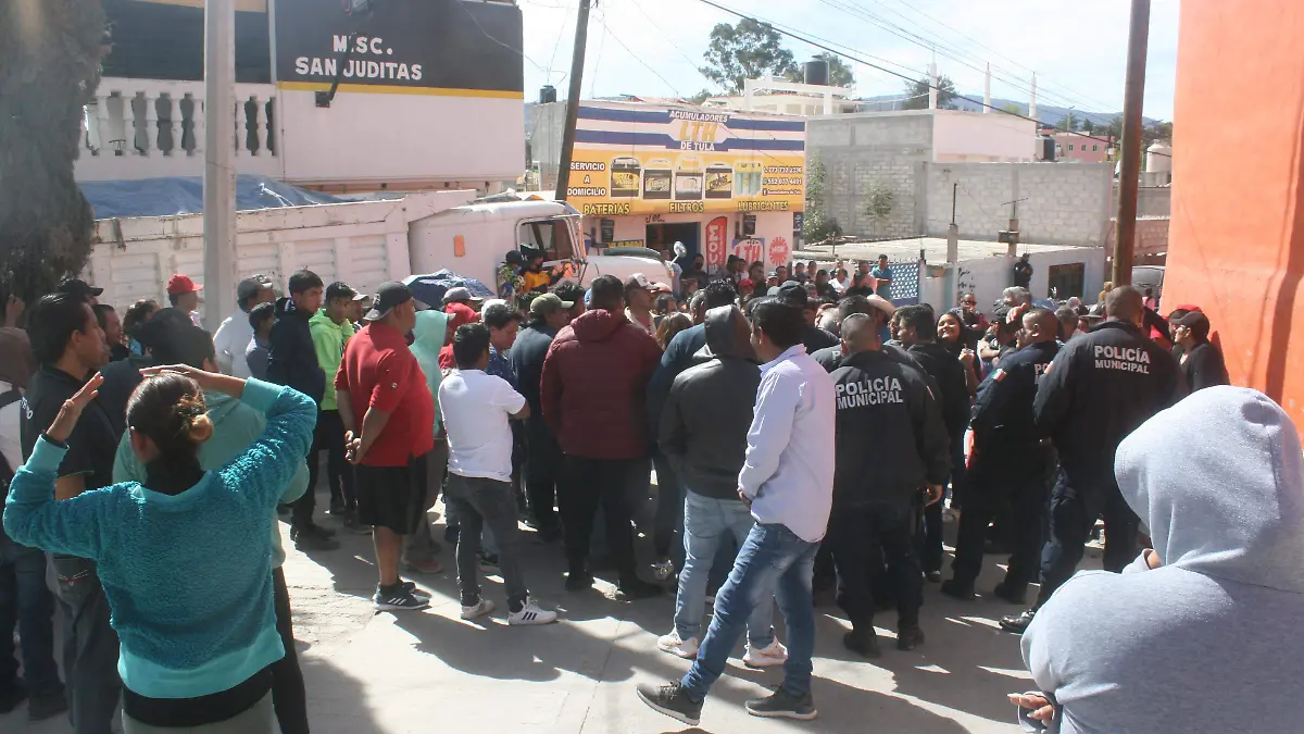 TOPES PIDEN TRES